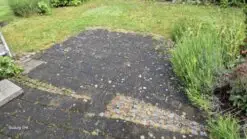 Terrasse mit Mosaik ungereinigt.