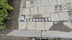 Terrassenweg mit Mosaik einlage .Detail-Ansicht nach Terrasse Teil-Reinigung.