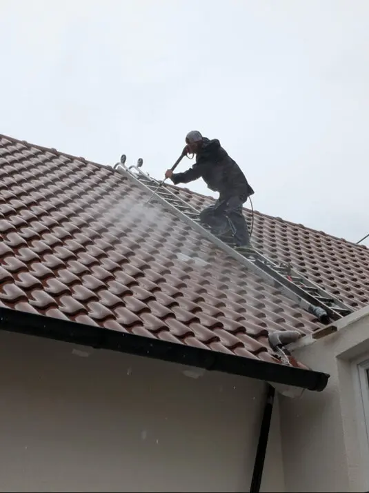 Eine Dachhälfte wo gereinigt wird